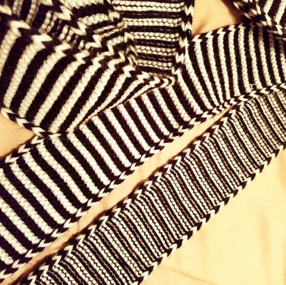 Skinny black & white striped red fringe scarf - Picture 4 of 4